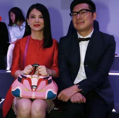 原创李湘老公酒店与美女玩壁咚被抓拍,意外获家人"力挺"