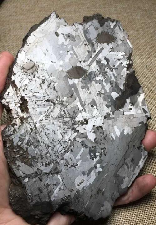 如何分辨铁矿石和陨石