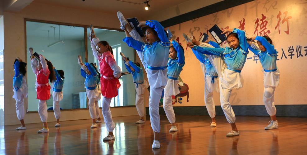 舞蹈《小书童》