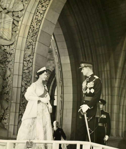 欲戴王冠必承其重:女王和情敌同框大笑,让她参加菲利普亲王葬礼