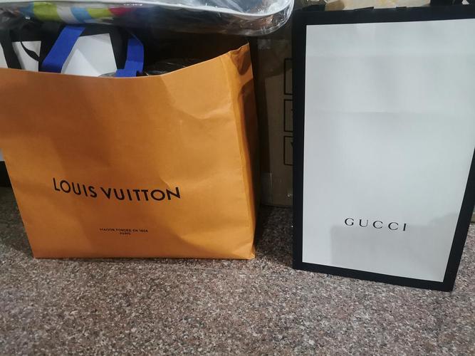 于是我把各种lv gucci dior的包装盒全部扔掉.