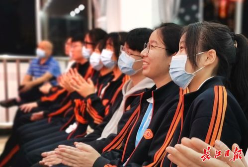 湖北省卫健委副主任张定宇来到武汉市第十一中学