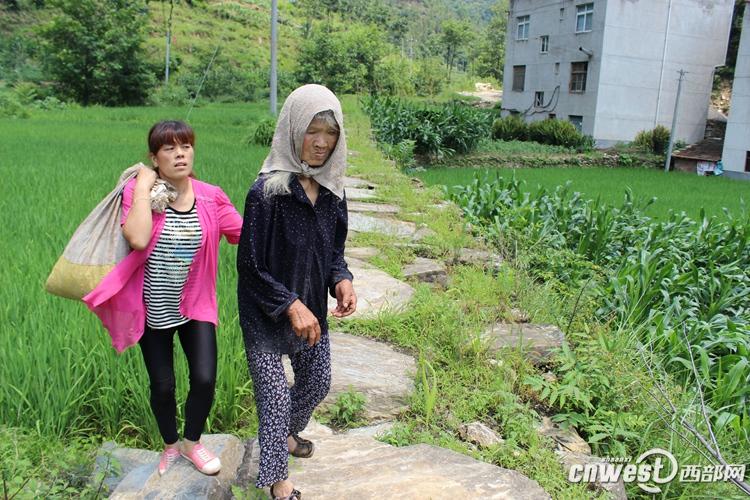 安康好媳妇照顾孤寡老人 21年未出过远门