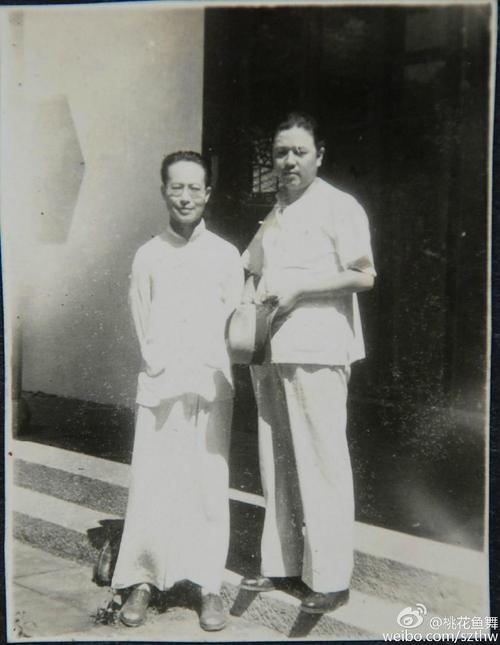 话虽如此,信中提及沈从文的频率却一直很高,说身体,说工作,说沈家子女