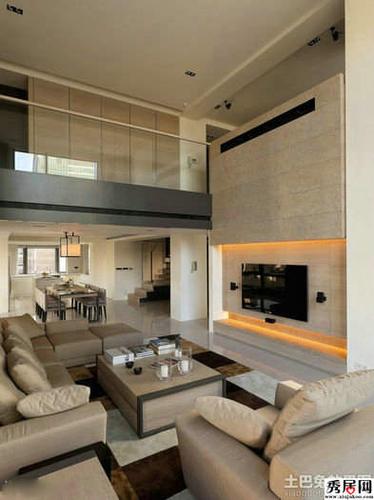 现代简约别墅挑高客厅电视背景墙装修效果图 挑高小客厅影视墙设计