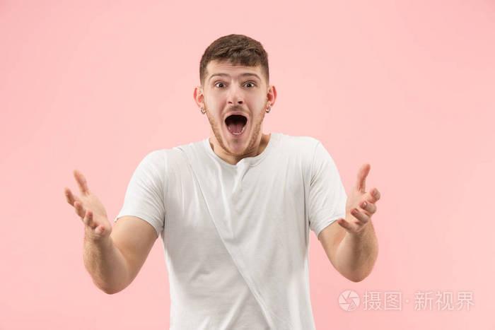 年轻的情感惊讶的胡须男人张开嘴站着. 人类情感面部表情概念.