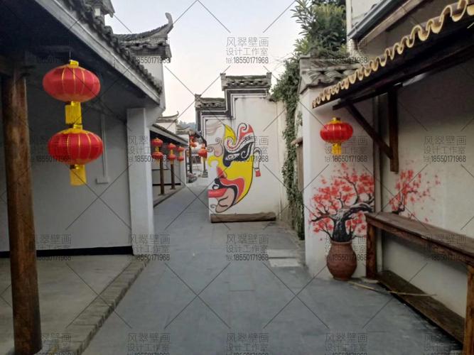 墙绘了一个中国古代戏剧的脸谱,增加了景区的古风氛围,弘扬了中国