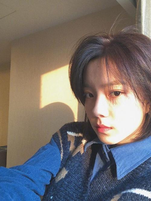 组图:庄达菲少年感短发造型曝光 眉宇自带英气又飒又甜