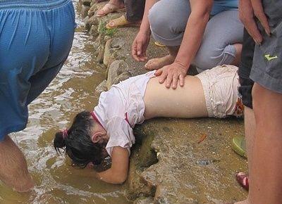 女子冬泳溺水休克,男子准备进行人工呼吸,刚掰开她的