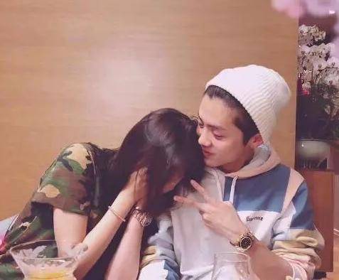 鹿晗关晓彤现身三里屯,商家上传私密视频遭怒对!