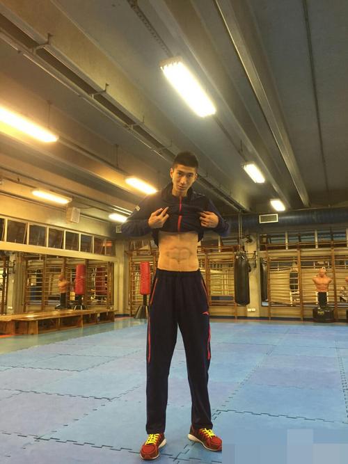 猝不及防撒狗粮!跆拳道女将晒冠军男友腹肌