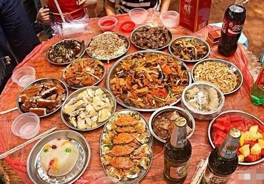 农村同事请客聚餐,大部分人没去嫌掉价,看完朋友圈的