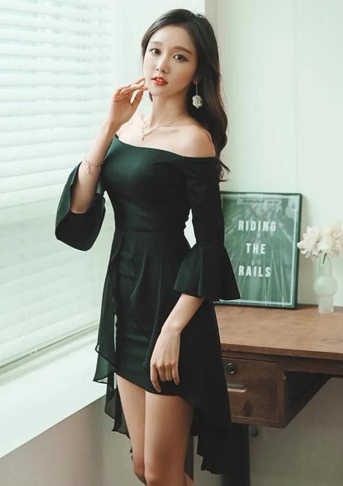 漂亮的黑色连衣裙小姐姐,露出性感的锁骨,让人怦然心动!