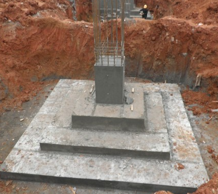 两端长条形,说明柱跨不大,做成了双柱联合基础.