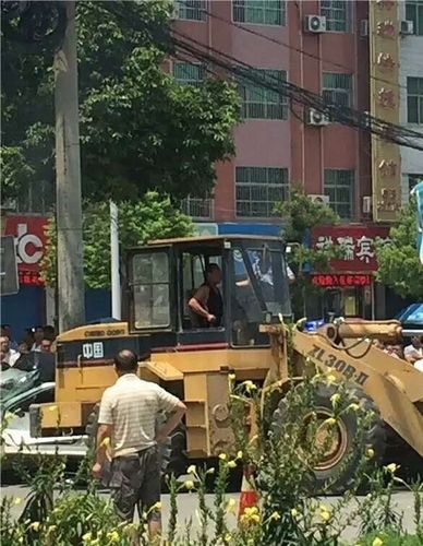 因经济纠纷 洋县男子驾铲车撞小轿车致一死一伤
