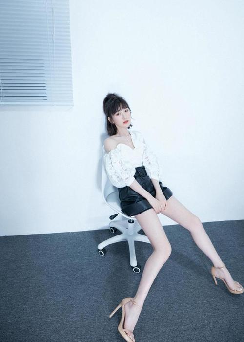 毛晓彤"小公主"气质范十足,穿黄色抹胸连衣裙简约大气