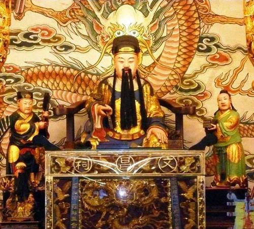 文昌帝君有七十三次化身,在周为张仲,在汉为张良,在晋为凉王吕光,在