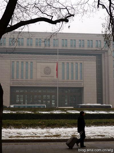 公安部降半旗志哀.(上图)"战友,你们回家啦!"(上图)公安部正门.