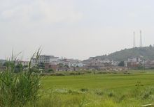 省兴宁市新圩镇东北部,东面与茶星村相连,与梅州市梅县区畲江镇为邻