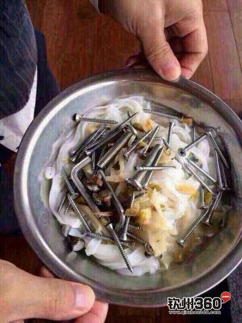今天朋友请我吃了一碗螺丝粉,端上来的时候我顿时石化