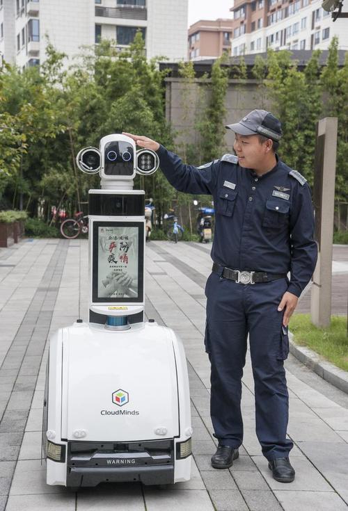 金华:机器人保安 居民小区上岗 据介绍,这是第一代智能安保巡逻机器人