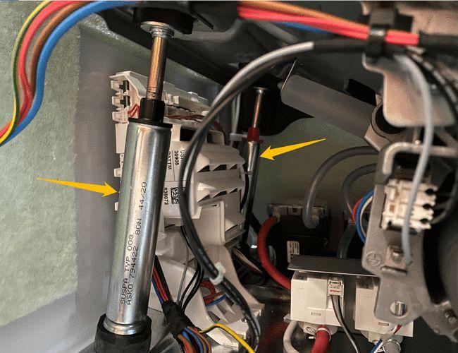 滚筒洗衣机内部电机带动内筒转动,内筒在高速旋转的过程中会产生巨大