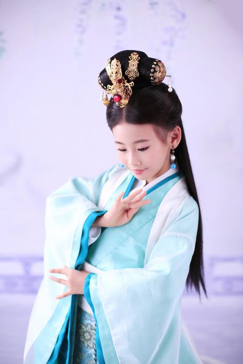 人气小童星何羿霏古装媲美范冰冰 被赞00后萌女神