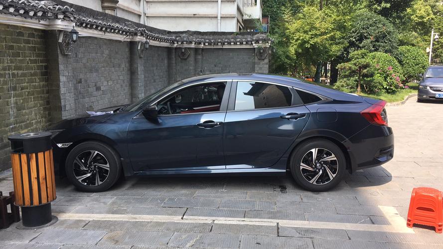 请问一下有人能发下暗金蓝思域实车图咩