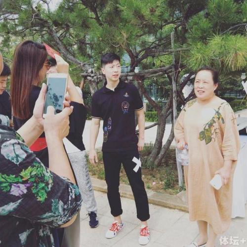 李晓霞翟一鸣正式完婚 马龙丁宁等乒坛名将出席
