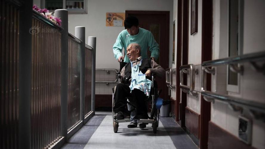 养老院里当护工太心酸,擦屎擦尿还被扇耳光,熬日子太让人崩溃