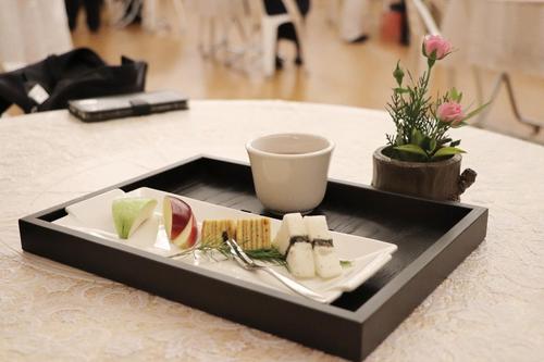 图左 :慈济志工用心准备美味茶点,精致摆盘也呈现慈济人文之美.