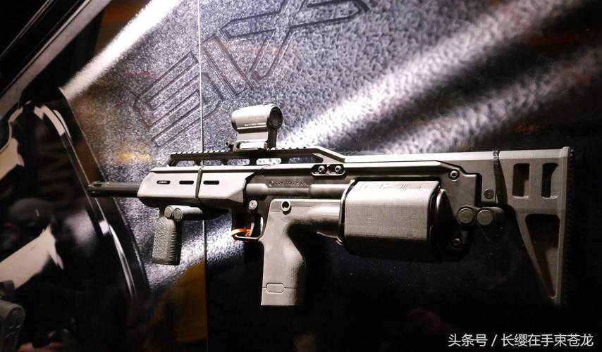 依靠使用无托结构,six-12霰弹枪的尺寸予以大大缩短