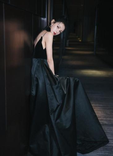 张予曦轻松驾驭各种风格,一袭黑色晚礼服,小说女主即