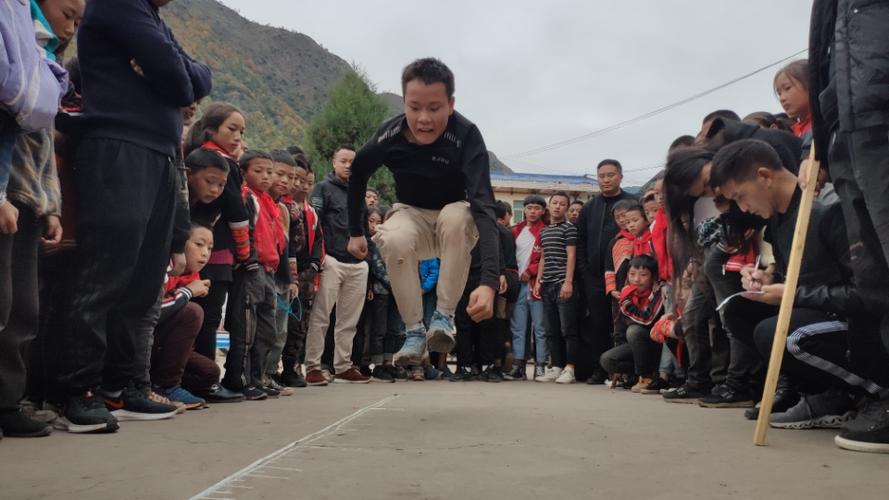 美姑县洛俄依甘乡小学校冬季运动会