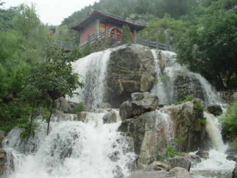 水帘峡风景区是国家aaaa级旅游景点,位于济南南部山区,山东生态旅游第