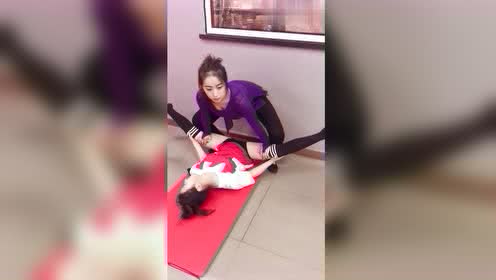 舞蹈房新来的小姐姐,老师给她练习横叉,美女疼得快不行了!