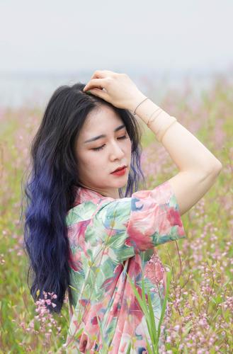 碧水蓝天,渔舟荡漾; 庄稼墨绿,油葵金黄.