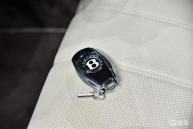 宾利新款添越实车亮相换装家族式尾灯内饰更有科技感