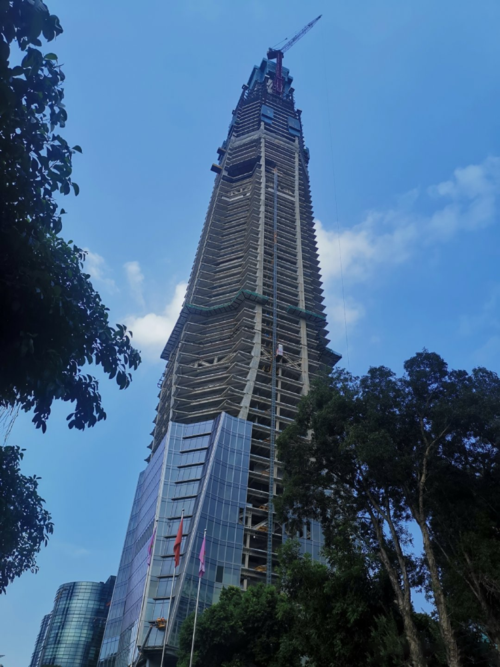 钢钢封顶深圳在建第一高楼城脉金融中心大厦刺破云霄