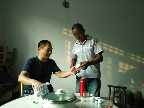 帮扶人李元虎完成陈克银的"微心愿"为其送去降压药.