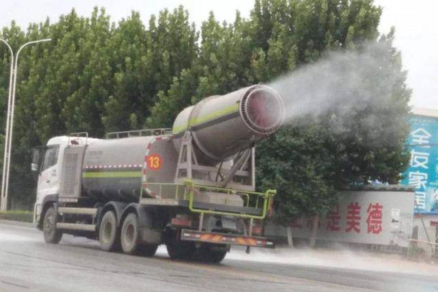 为了保护环境,维持市容整洁,洒水车可以通过高压喷水将污渍冲刷掉