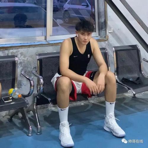 来自某音的@tytttt , 小哥哥来自武汉体育学院, 今年19岁, 身高198cm