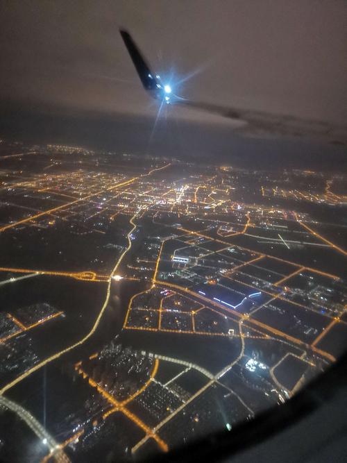 飞机开始降落,飞机上拍的上海夜景很美