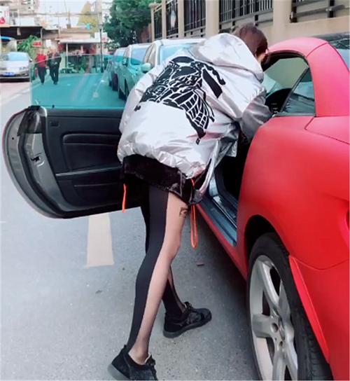 86万奔驰敞篷现街头,看到女车主打扮那一刻,都没心思看车!