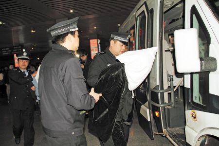 长沙警方破获特大毒品案 卧底空手夺枪制服毒枭