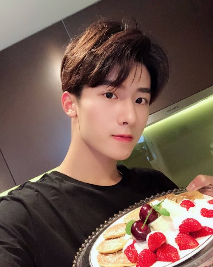 好奇的网友去查这位倪凯杰的信息,发现自己完全被他的颜值说虏获,很帅