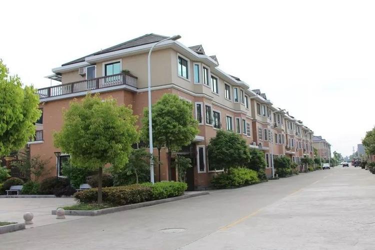 全村分别安置在运东村境内(隆兴和村隆园小区),西靠东灵北路,东至生产