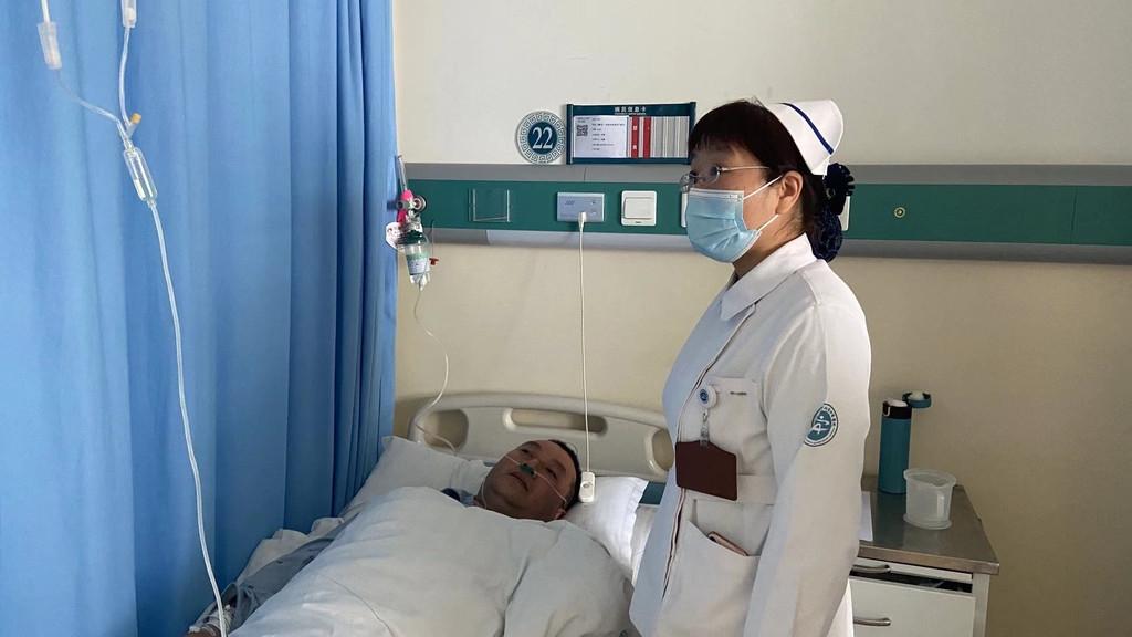 滚动新闻 68>68正文 罗英告诉记者,就是靠着氧气瓶,把一些病人从"