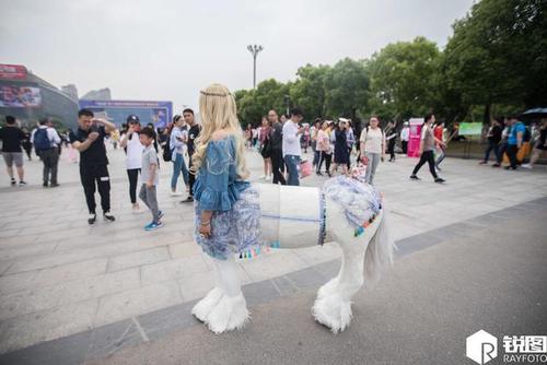 唯美!女子惊艳"半人马"造型亮相 引众人围观