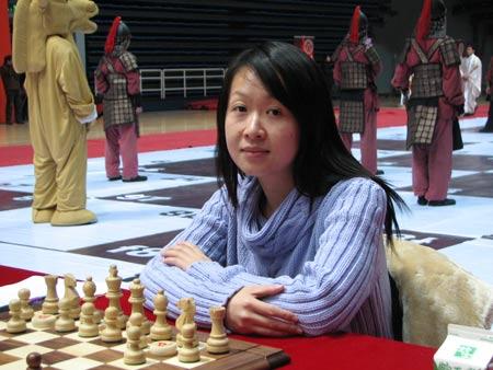 图文-清华北大爱国者象棋真人赛 清华学子徐媛媛